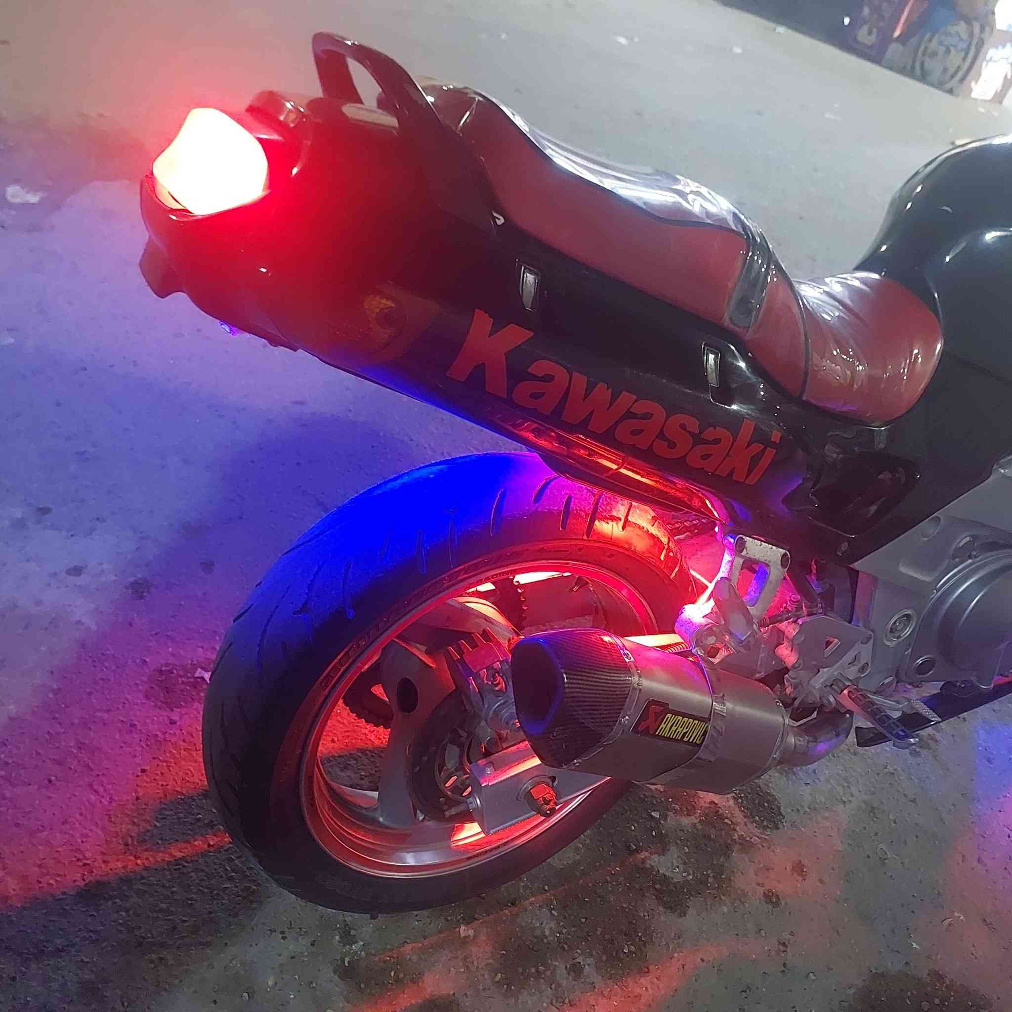 سلام عليكم دراجه كاوسكي مكينه 600c للبيع دراجه مثل ما شفتها بصور 
بيها مشكله زغيرة صوت خفيف بل مكينه ودراجه نشطه وين ما يجبك تطلع بيها اطلع  
مكان الدراجه بغداد 
الشراي يتصل وان شالله ما قصر وياة بسعر
رقم الهاتف :***********
