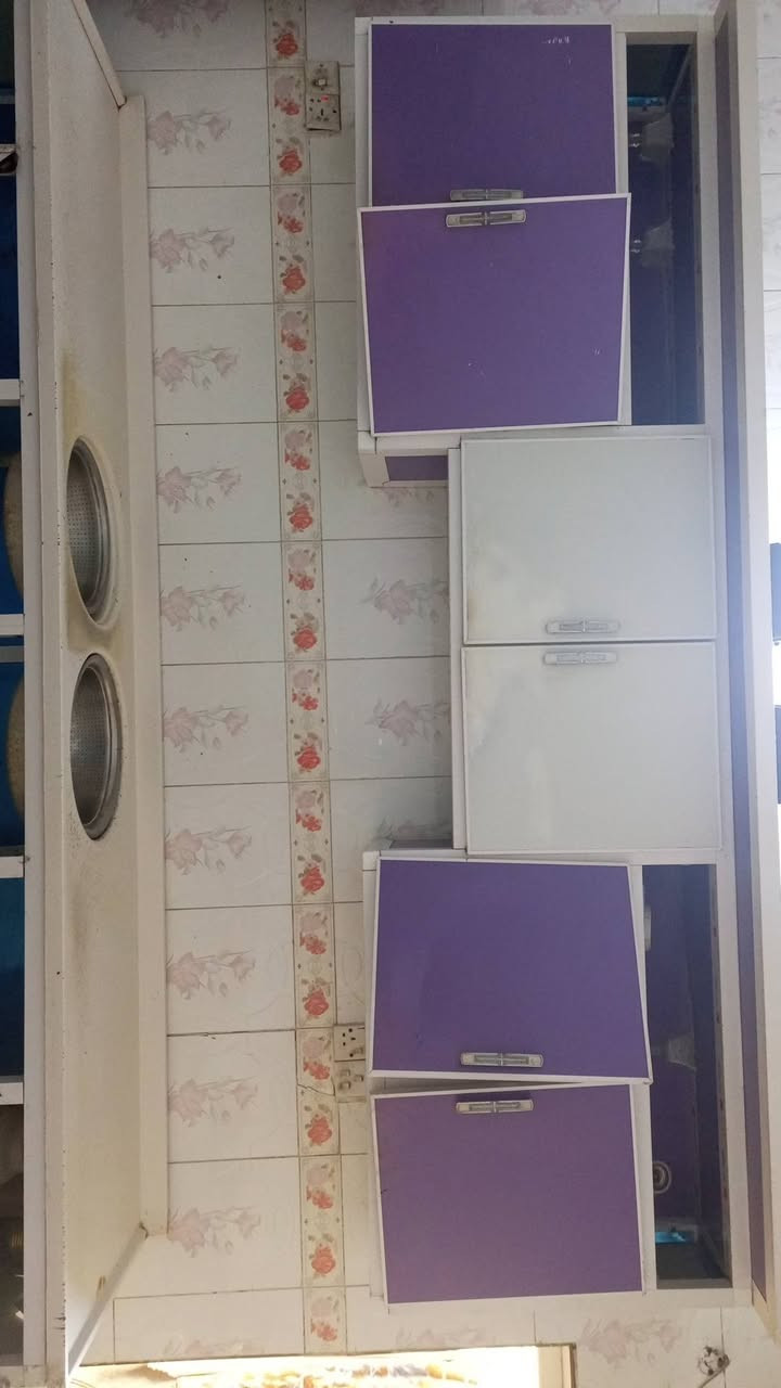 كاونتر للبيع سنك حوضين مرمر 3 أمتار يرادله بس بيبان سعره 350 وبي مجال للستفسار ‏‪***********‬‏
