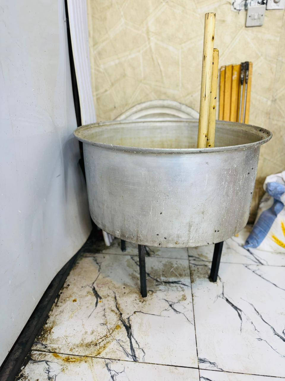 ميز حلويات مع غراض داطلي للبيع للتواصل ***********
