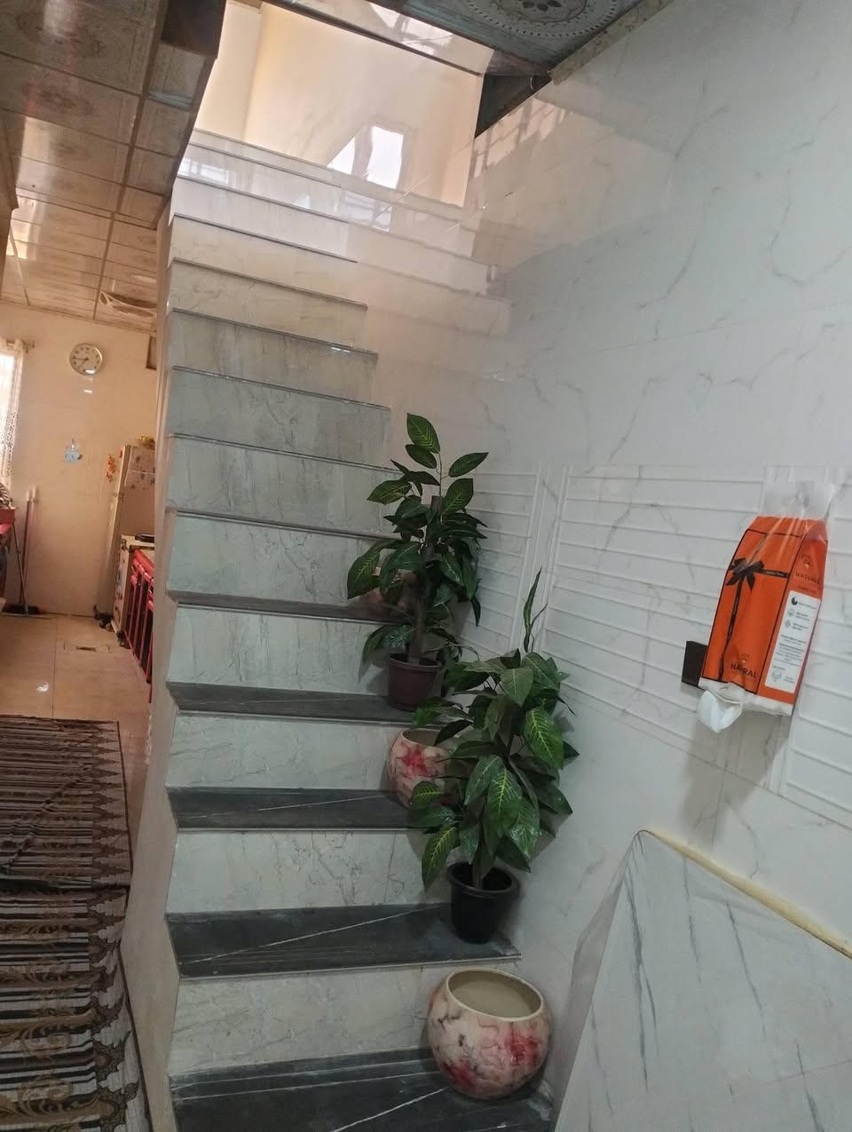 (( مكتب النعيمي لتجاره العقارات السكنية والتجاريه ))
يوجد لدينا دار سكني للبيع المساحه 100م طابق ونصف الواجهه (5 × 20) بناء حديث سيراميك وبرسلين غرفتين نوم واستقبال وهول داخلي ومطبخ وصحيات وصحيات خارجيه العنوان موصل التعليم غرفه تجاره قريب على جمعيه النور وقريب على التبليط واتجاه شروق السعر 73 مليون بيع سريع الاتصال او الاستفسار اتصل على الارقام 
 ***********
***********
