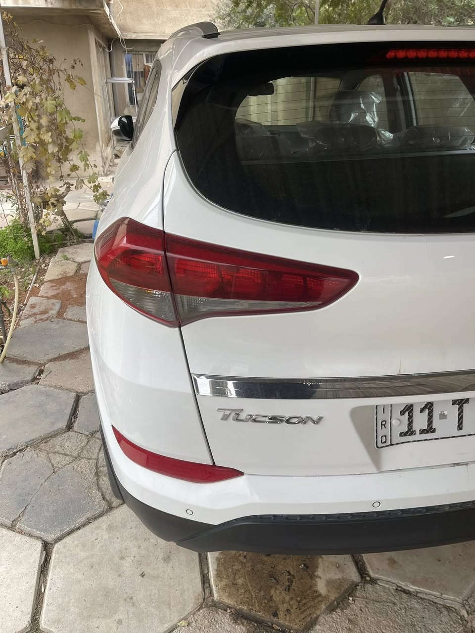 السلام عليكم.    توسان القاصد موديل ١٨مقفولة كير محرك  على وضع الشركة بيه صبغ في حافت البنيد اثر دعجة بسيطة وفي نهاية الباب الخلفية الأيمن شي بسيط ماشية ٦١ كيلو محرك دوش بسمي رقم بغداد  السعر ١٧٥ورقة وبيه مجال رقم الهاتف***********  الموقع بغداد
