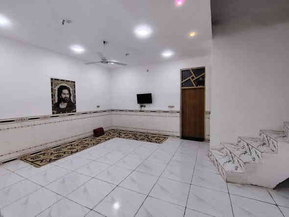 بيت للبيع كوت حي الحكيم شارع بيت عطوف مساحه 275متر على نفس الشارع بناء حديث بلوك اساس طابوك سكف صب خدمات ماء كهرباء مدارس مرقم من قبل بلدية واسط 
يتكون من ...غرفتين نوم..هول..مطبخ..استقبال..مجمع صحيات داخليه وخارجيه..كراج ..حديقه..محل..
السعر خاص.       ***********
