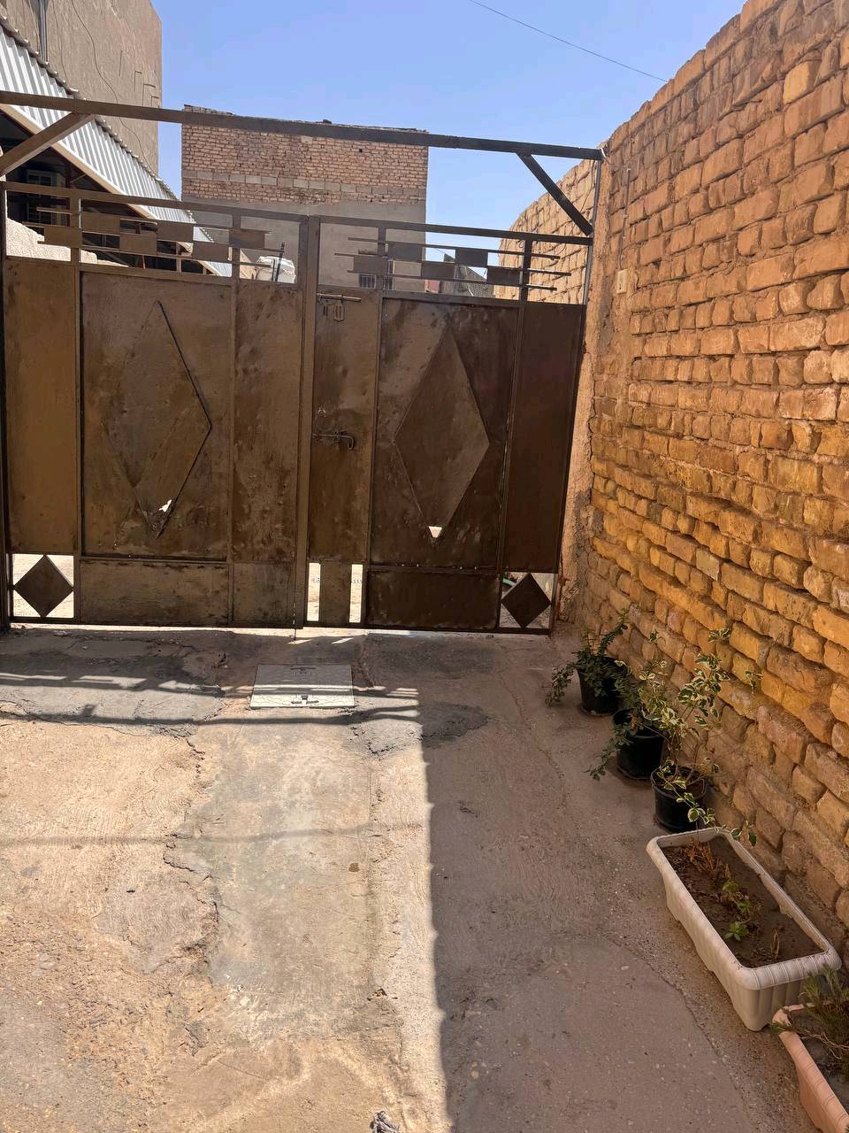 إعادة نشر بسبب الوعود دار للبيع طابو صرف في الصويره حي الحسينية شارع المواكب مقابل محل ادوب الخيكاني داخل دربونه عرضها ٣م مساحة البيت ٣١٥ م طابق واحد يحتوي على ٣ غرف نوم واستقبال ومطبخ وصاله و٣ صحيات للأستفسار الاتصال على الرقم *********** او وتساب