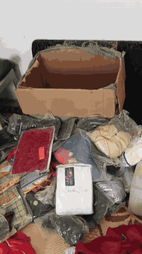 السلام عليكم  تصفية مجمع عندي شلعه بديات بيهن بل ١٠٠ قطعه مشكل دشداشه قديفه بيهن ١٠ قطعه
وبجايم بيهن ٥٠ قطعه مشكل والاطفال هم مشكل وشحاطه كعب بيهن ٢٠ قطعه ابيعه شلعه وحدا هاذا رقمي واتساب ***********
