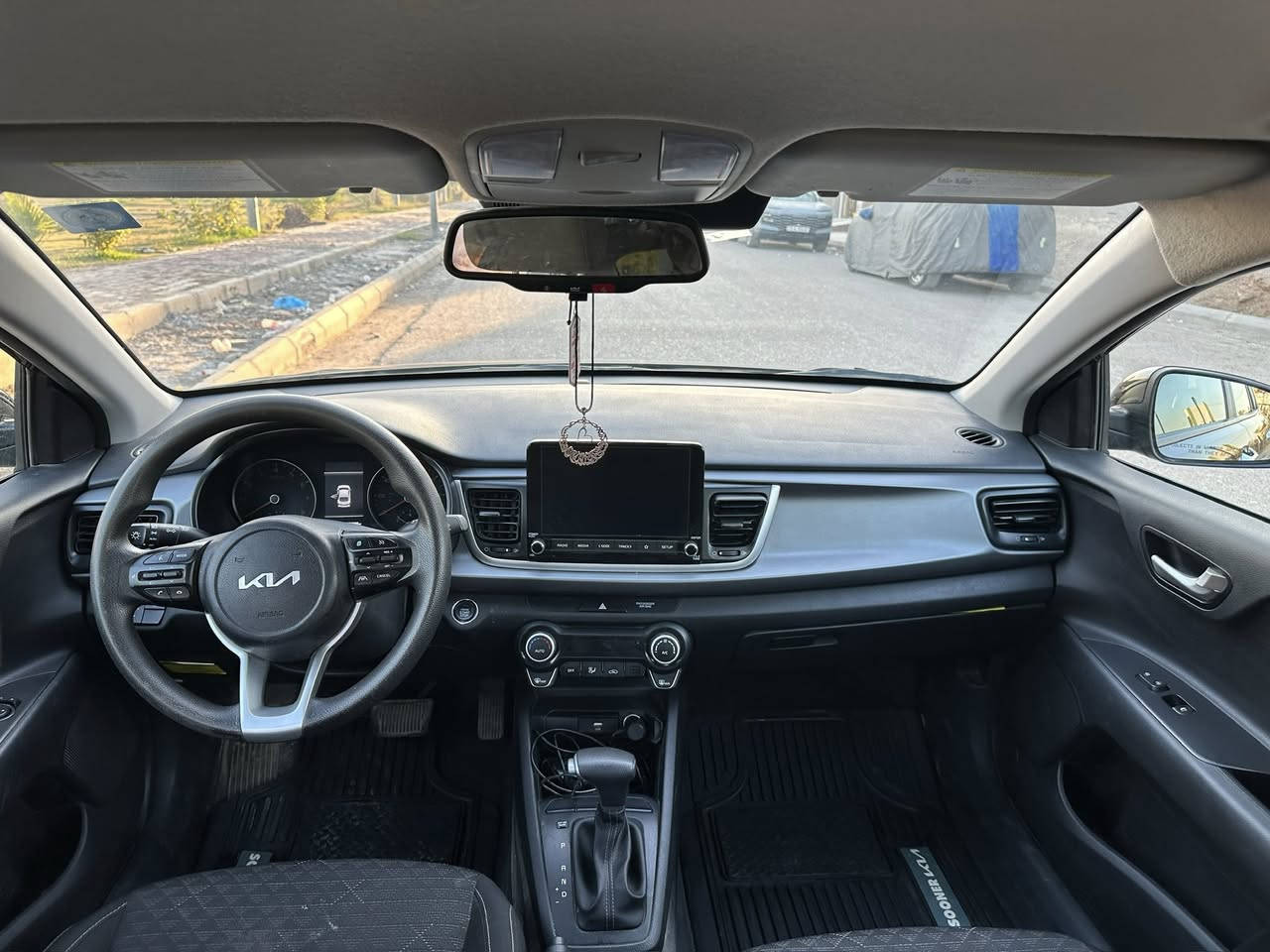 🚗 للبيع – كيا ريو 2023
▫️ الموديل: 2023
▫️ المحرك: 1600 CC (دوش)
▫️ الفئة: S
▫️ المسافة المقطوعة: 26 ألف ميل

✨ المواصفات:
 • بصمة تشغيل
 • بصمة أبواب
 • كروز سيطرة (تثبيت سرعة)
 • نظام تحديد المسار
 • تحكم كهربائي بالمرايا
 • شاشة تدعم CarPlay & Android Auto

⚠️ ملاحظات مهمة:
 • السيارة بيها (بارد) بـ 4 أماكن (خشم البنيد - الجاملغ الامامي - الجاملغ الخلفي - الدوسة تحت الباب)
 • صور الحادث مرفقة
 • رقم ميسان
 • معوقين (وكالة عامة)

📞 للتواصل:
واتساب & ماسنجر
***********
