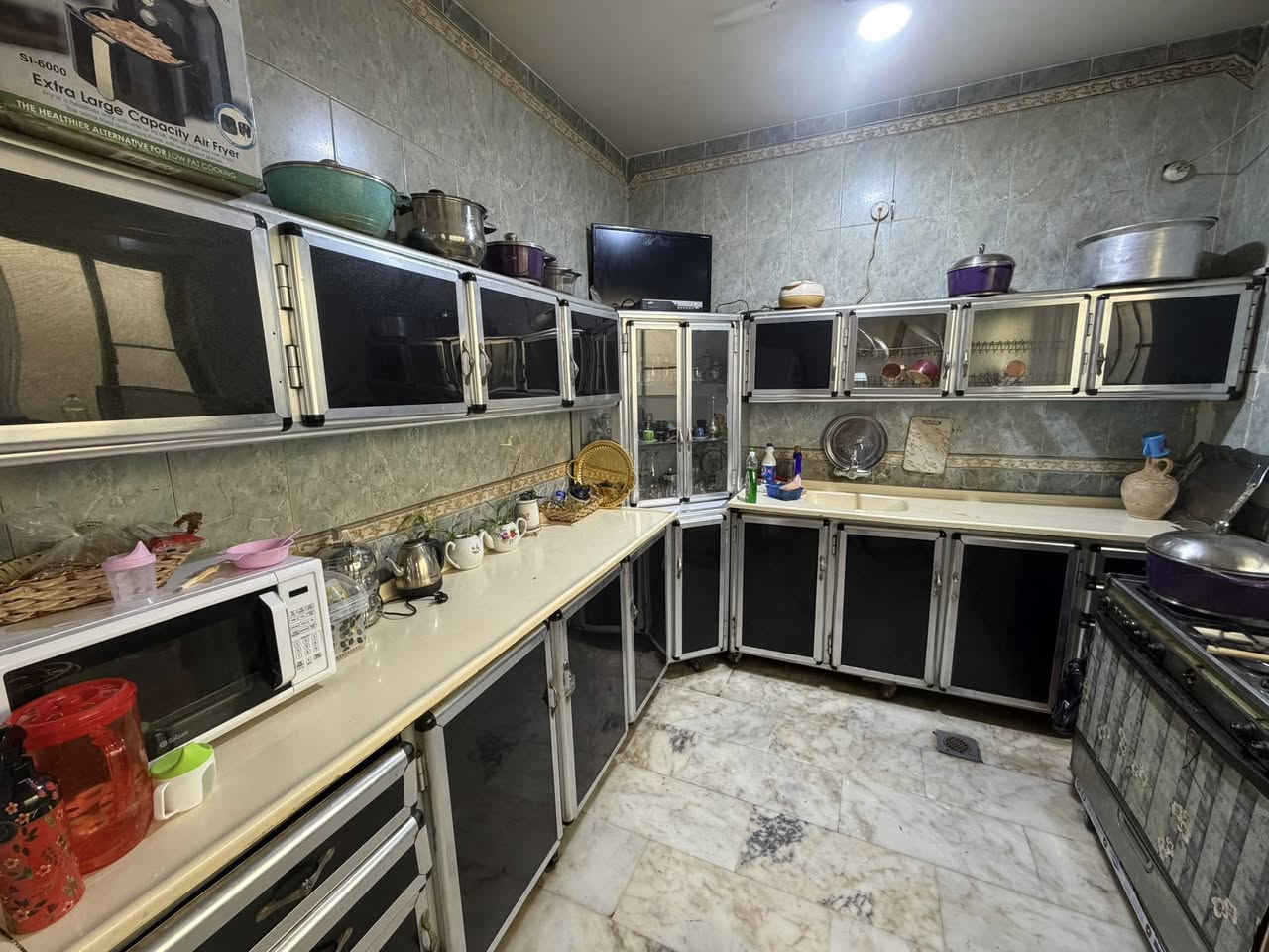 السلام عليكم
كاونتر للبيع مع معرض من ضمن الكاونتر 
المكان الغربي الثاني 
للستفسار ***********
