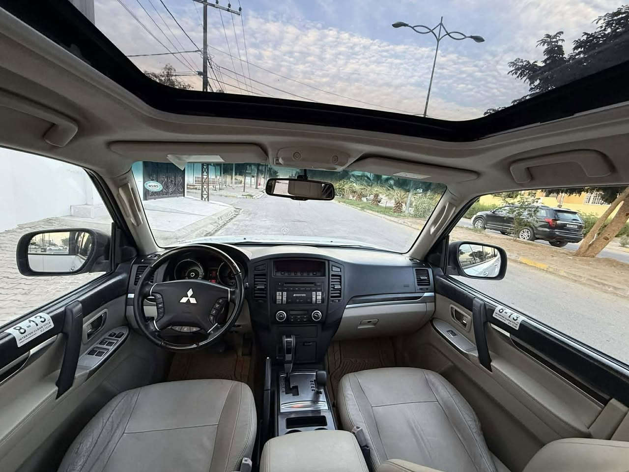 سيارة باجيرو موديل 2014 
سنويه ورقم جديد بااسمنه تحويل مباشر فول موصفات اعلى فئه وسياره ابحالة وكاله 
شرط كير محرك ما مفتوحه صدر امامي خلفي جاهزها اربعه تايرات جددت 
***********
