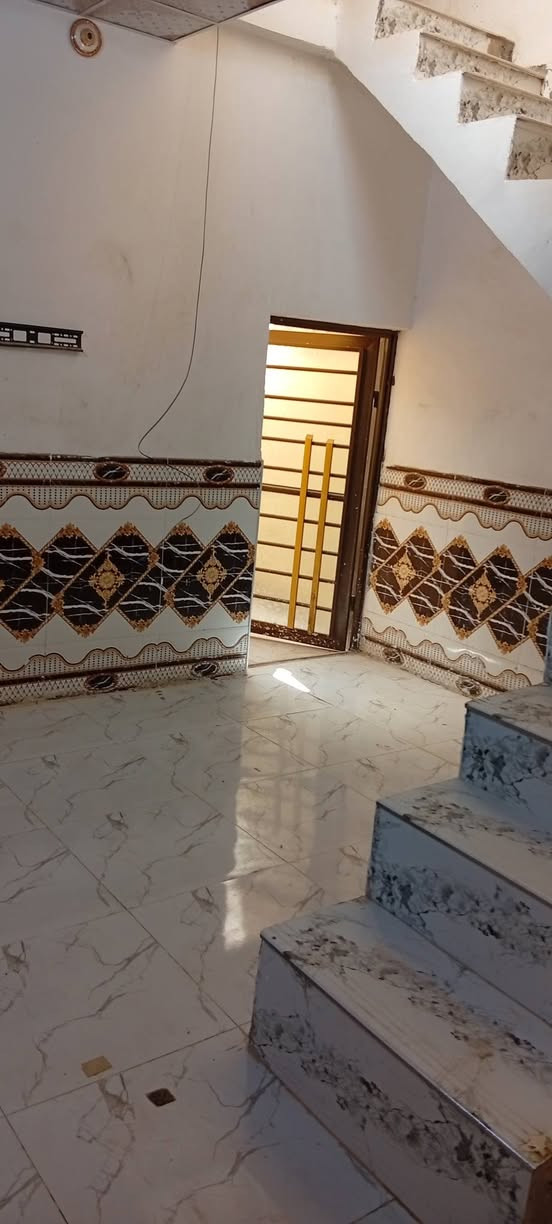 بيت 100متر للبيع بشارع المطار القديم بشارع الصقر بناء طابوك نهروان وصب كونكريت درجه اولى غرفه وصاله ومطبخ وستقبال وصحيات كامل السعر40وبي مجال للاستفسار ***********/***********
