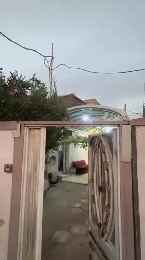 بيت زراعي المساحة٣٠٠في منطقه المهديه طابق واحدطابوق وصب يحتوي على استقبال وصالة غرفتين مطبخ حمام داخلي وصحيات داخايةوخارجيةتابعةلديوانيةالخارجيةطولهاا١٠ امتاروحدايق ٢
***********ابو علي
