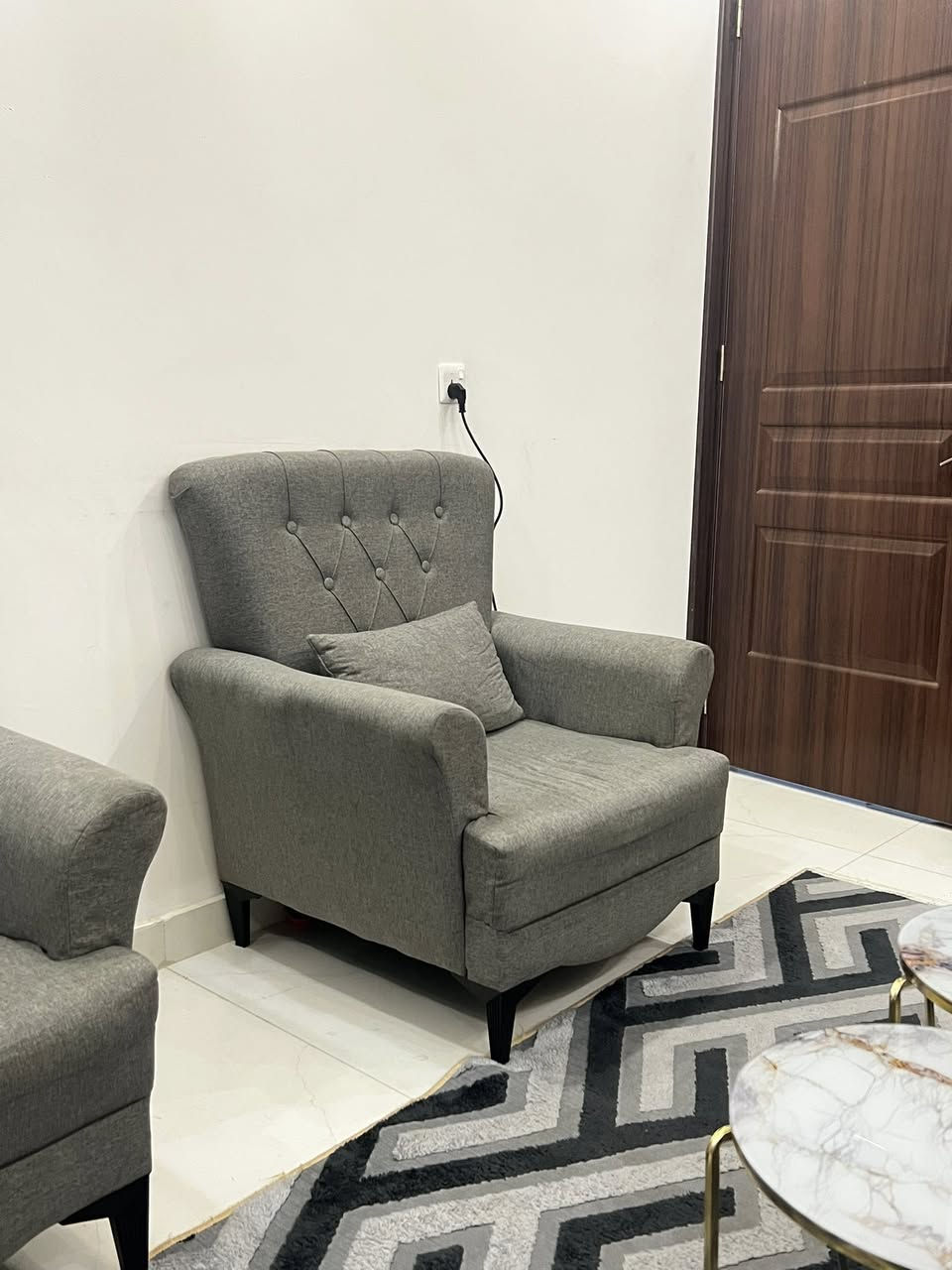 تخم 7مقاعد مع طبلات سيت4قطع مع بلازمة ميز بلازمة عندي اثاث بيت كامل كلة جديد استعمال جدا جدا قليل العنوان بغداد الدورة الوادي للاستفسار خاص او***********
