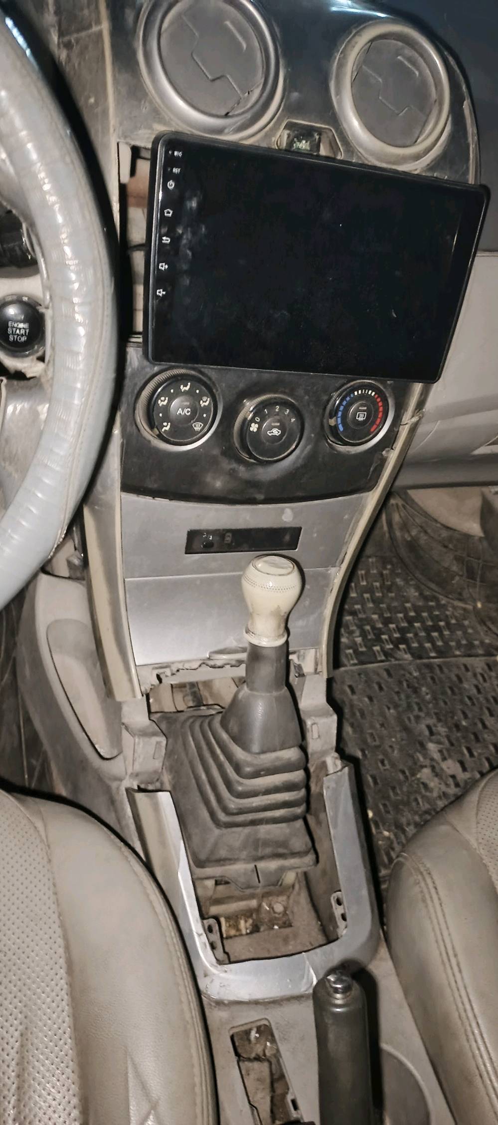 سلام عليكم بي واي دي BYD للبيع موديل 13سياره يرادله ترتيبات بلكهربائيات تعبانه وبيه البوش مال طبله يرادلهن تبديل والمشط مال ستيرن سعر16وبيه مجال ونتفاهم اني وياك على الغرامات 950شلون تريدون نتفاهم بلخدمه مكاني بغداد جسر ديالى وتحويل موجود الي اشتريته منه بسلمان باك وراعيه موجود محرك وكير عادي  مال ميسوبيشي ياباني*********** البيع بسبب ضرف طارئ