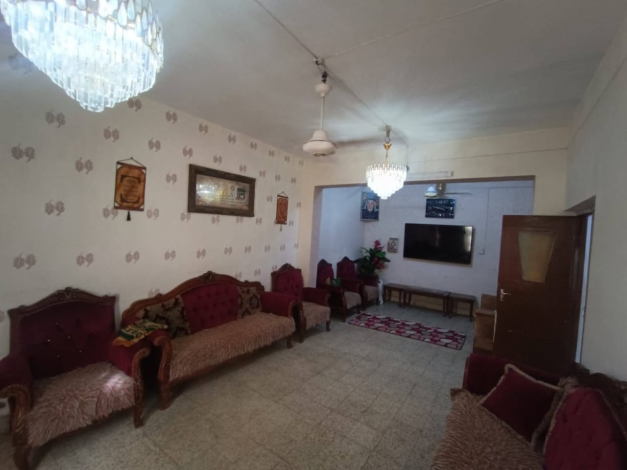 السلام عليكم بيت للبيع بل طوبجي محله 408 قريب على معمل راشي السلام مساحه 235 م واجهه 10 نزال 23.5 للاستفسار ***********
