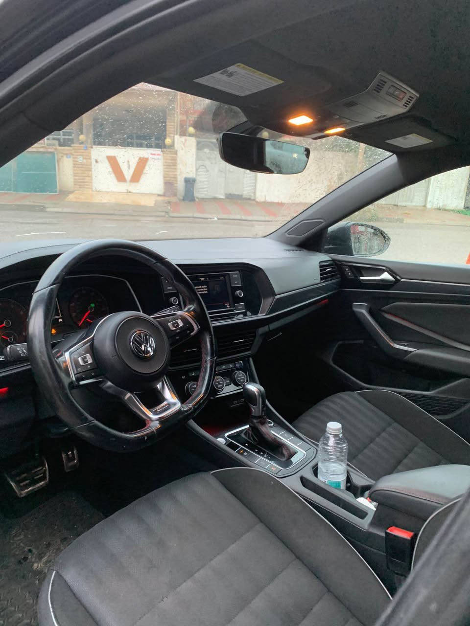 جیتا 2021 GLI 
ڕەقەم و سەنەوێ نوێ 
ڕۆیشتن 65 هەزار میل 
پێشی کەپسە کامل بیلادی 
سندوق و چاملغی پشتی 
سبوغە ، چاملغی پێش 
بیلاد گۆڕاوە ، دوو جێ پی دی ئاڕ 
ئێڕباگ کامل سیستەم ، بێ ناو گرتن 

نرخ 142 $
*********** أربيل, العراق
