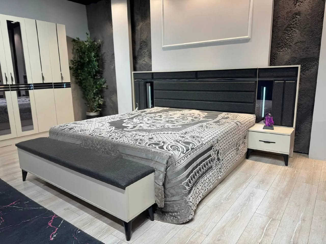 غرفه نوم تركي موديل رودز 1 🔻
▫️عشر قطع كنتور 8باب 
▫️سرير جك هيدروليكية 
▫️قياس كنتور 3 متر 
▪️برغي  حديد وقفل حديد 
▫️انارة لد كومديات 
▫️معمل الاصلي 
ظمان فتح وتركيب 10مرات متتالية 
للحجز مراسلة الصفحه او الرقم التالي 
***********
***********
#غرفة_نوم_تركيه 
#creatorsearchinsights 
#اثاث_منزلي_حديث_غرف_نوم 
#اكسبلور 
#غرف_نوم_مودرن
