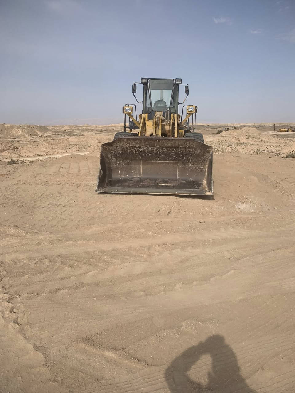 السلام عليكم شفل للبيع كوماتسو حجم 400 كير محرك حداديه جيد جدا رقم منفيس جاهز للعمل المكان كوت قظاء بدره الاستفسار على الرقم  ***********///////7832079024
