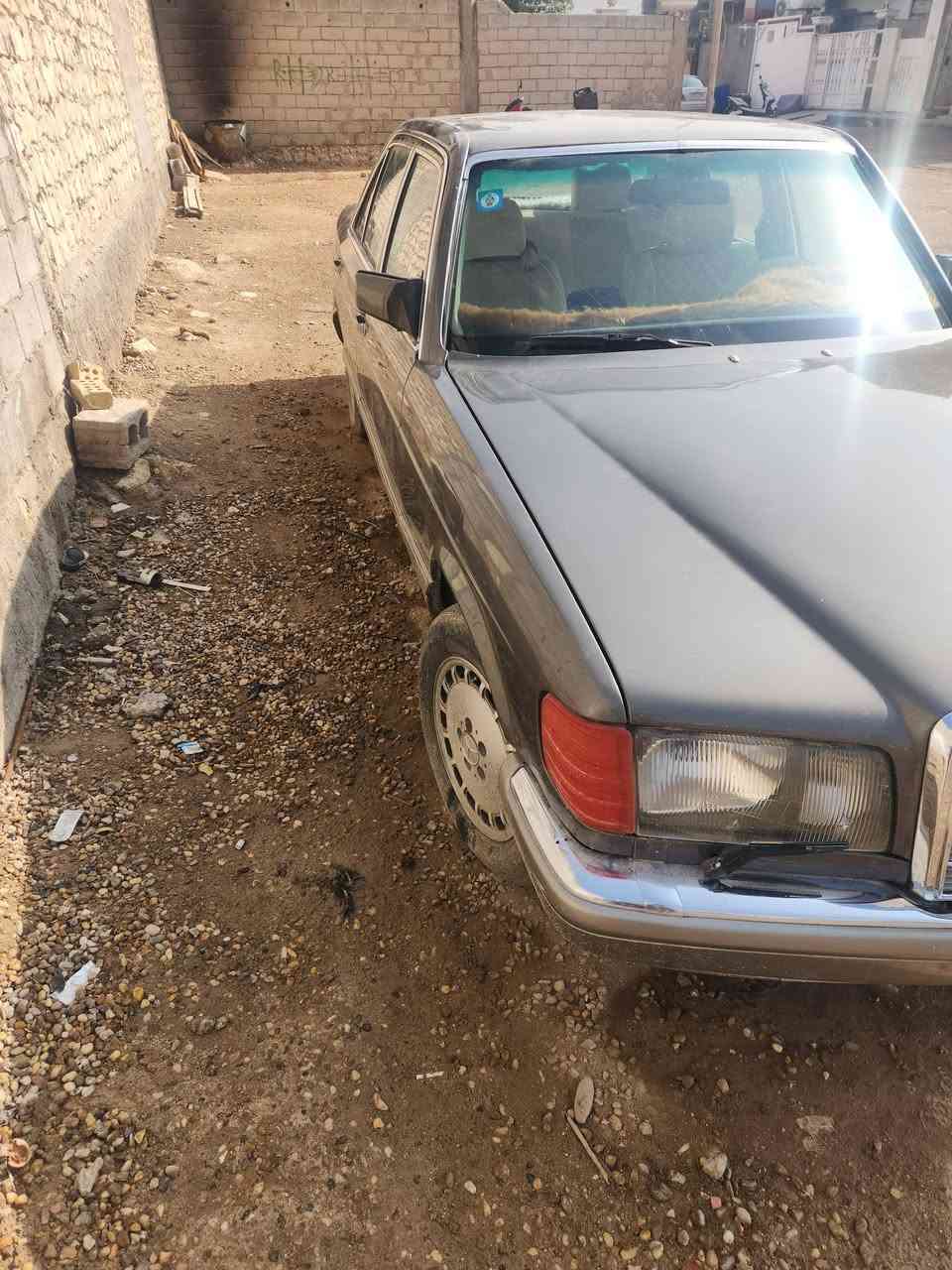 السلام عليكم مارسيدس جامبو رئاسي موديل ١٩٨٩باسمي رقم انبار انكليزي جديد محورمحرك ياباني. ٣٠٠٠ محرك كير خير من الله كهربائيات كلها شغاله لون رصاصي رمادي كشرها موضح بالصورقواعد دبل بلاديه السياره كاعده وغرفتها ٧٠%موجوده بالرمادي السعر55$بيع اومراوس بسياره أغلى اوفرق   موبايل ***********
