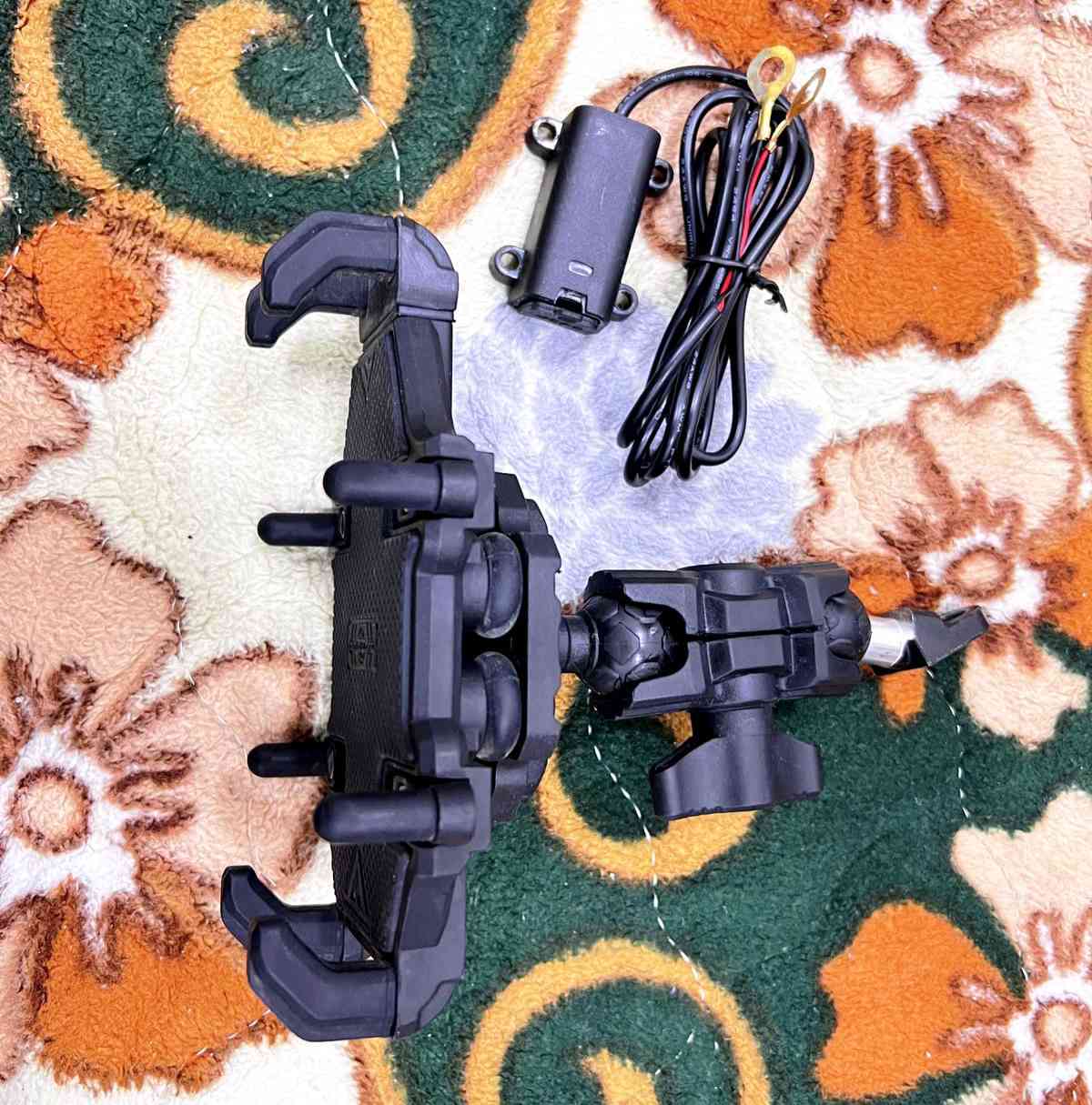 السلام عليكم اخوان 
للبيع 
قبضات سكليتر اصليه وزن ثقيل السعر 15 الف 
مرايات h2  اصليه السعر 25 الف 
حامل هاتف اصلي وشاحنه USP السعر 20 الف 
العنوان بغداد الدورة للتواصل خاص متوفر


**إذا كنت صاحب هذا الإعلان وتريد حذفه لأي سبب، رجاءا أرسل رسالة إلى الدعم الفني**