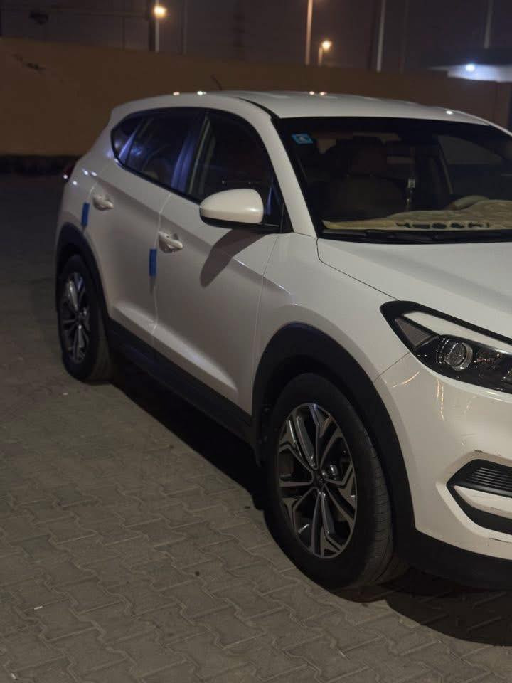 سلام عليكم توسان ٢٠١٧ لون ابيض
سياره نظيفه وبأسمي 
محرك 2000
وارد امريكي بيها اصبع بارد بلبنيد 
مكان سياره بصره 
سعره ١٧٠ وبيها مجال بسيط
للتواصل ***********
