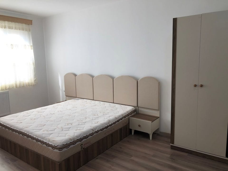 🏡 شقة جديدة ومؤثثة للبيع في القرية الفرنسية الثانية – دهوك

فرصة مميزة لامتلاك شقة سكنية واسعة وجاهزة للسكن مباشرة في أحد أفضل المجمعات السكنية في مدينة دهوك.

📍 الموقع: القرية الفرنسية 2
🏢 البرج: تور رقم 6
⬆️ الطابق: 16
📐 المساحة: 166 متر مربع
🌆 الاتجاه: جنوبي، مع إطلالة جميلة ومفتوحة على مدينة دهوك

تفاصيل الشقة:
🛏️ 3 غرف نوم، إحداها ماستر سويت
🛁 حمامان
🛋️ صالة واسعة
🍽️ مطبخ
📦 غرفة مخزن مستقلة
🌿 بلكونة كبيرة بإطلالة على المدينة
🚗 موقف سيارة مخصص تحت البناية

الشقة جديدة، مؤثثة بالكامل وغير مستعملة، وتباع مع الأثاث، وهي جاهزة للسكن مباشرة.

💰 السعر الإجمالي:73,000 دولار وبيها مجال.

تفاصيل الدفع:
▪️ 63,000 دولار نقداً
▪️ 10,000 دولار أقساط متبقية مع الشركة.

يتميز مشروع القرية الفرنسية الثانية بجودة البناء والموقع والخدمات المتكاملة، ويوفر للسكان:
 🕌 مسجد
🌳 حدائق ومساحات خضراء
🛝 مناطق ألعاب للأطفال
 👦 روضة اطفال
🛒 أسواق وخدمات متكاملة في المجمع
☕ مطاعم ومقاهي
🏋️ نادٍ رياضي
🔐 بيئة سكنية راقية وآمنة

تتميز القرية الفرنسية الثانية ايضا بوجود (مجمع طبي، صيدلية، مخبز، Lundary, وخدمات اخرى كثيرة)

الشقة مناسبة جداً للعائلات، كما تُعد خياراً جيداً للسكن أو الاستثمار، بفضل مساحتها الواسعة، طابقها المرتفع، إطلالتها الجنوبية المميزة، وأثاثها الجديد.

📞 للاستفسار يرجى التواصل على الرقم: 
***********
الرجاء التواصل للجادين بالشراء فقط.
