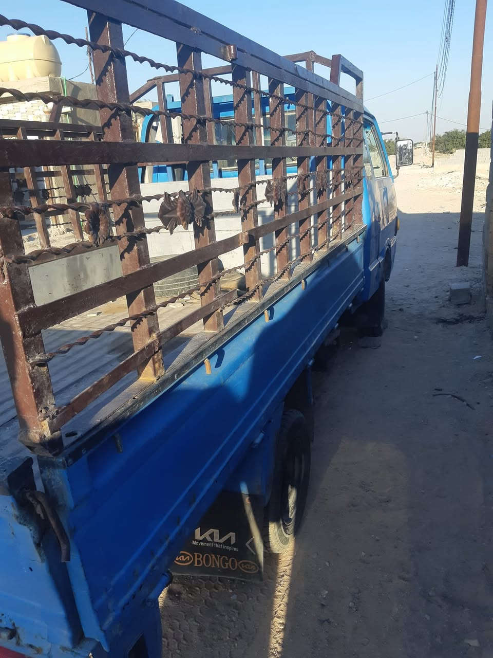 سلام عليكم سياره للبيع كيه بنكو موديل 95 لون ازرق رقم نكليزي بسمي سنويه ل 28 كير ومكينه شرط تخم تاير جديد حداديه جديده شاصي مكفول رقم الشاصي واضح السعر 48 وبيها مجال حق الجيه  مكان السياره نجف طريق كربلاء نجف رقم العمود  333  
رقم صاحب السياره  اتصال فقط مكلف بنشر ***********
