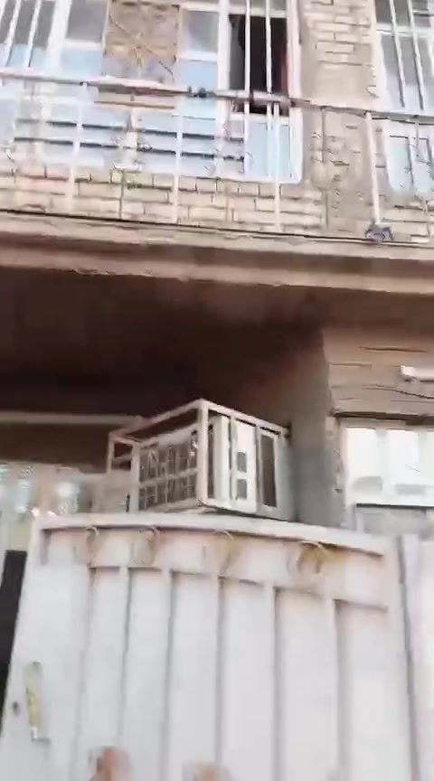 سلام عليكم عندي بيت زراعي خلف أسواق كرار الوائلي قريب على بيوت الطابو مساحة البيت 85طابقين الطابق الأول غرفه نوم حمام مطبخ مساحه درج صغيره صحيات خارجيه ترك الطابق الثاني غرفتين نوم سويت كامل السطح اشتايكر بيت مابي اي نقص المنطقه كهرباء ماء ***********مامتواجد فيس الشراي يتصل والسعر مناسب
