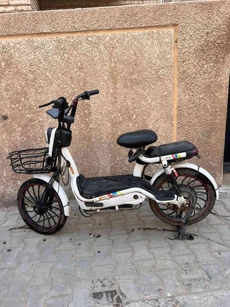 السلام عليكم دراجه شحن نظافه 80% باتريات 5 جديده صار شهر من شادهن التاريخ مال باتري. 2026 المشكله ماشه بيه كسر ابيع على وضعه السعر 300 وبي مجال بسيط 
العنوان الاعظميه مقبره الملك 
***********

