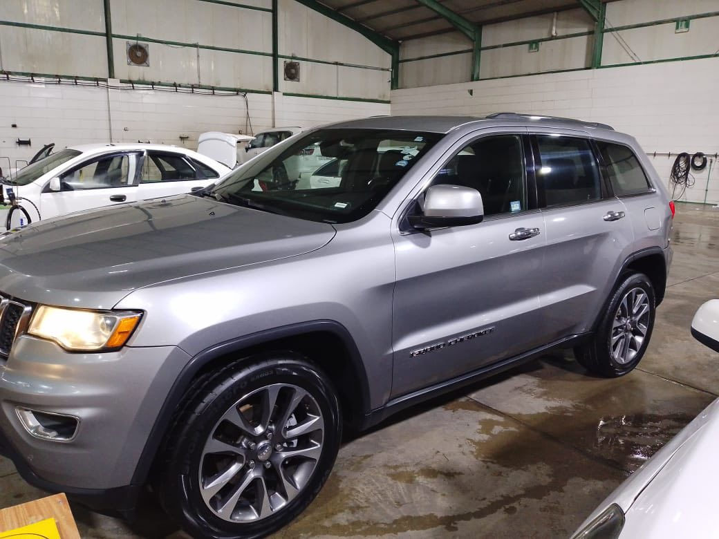 سلام عليكم جيب لاريدو موديل 2017 بدون صبغ وبدون ضربه سياره جديدة حلوة مال بيت وسنوية باسمي السعر 235 وبي مجال***********
