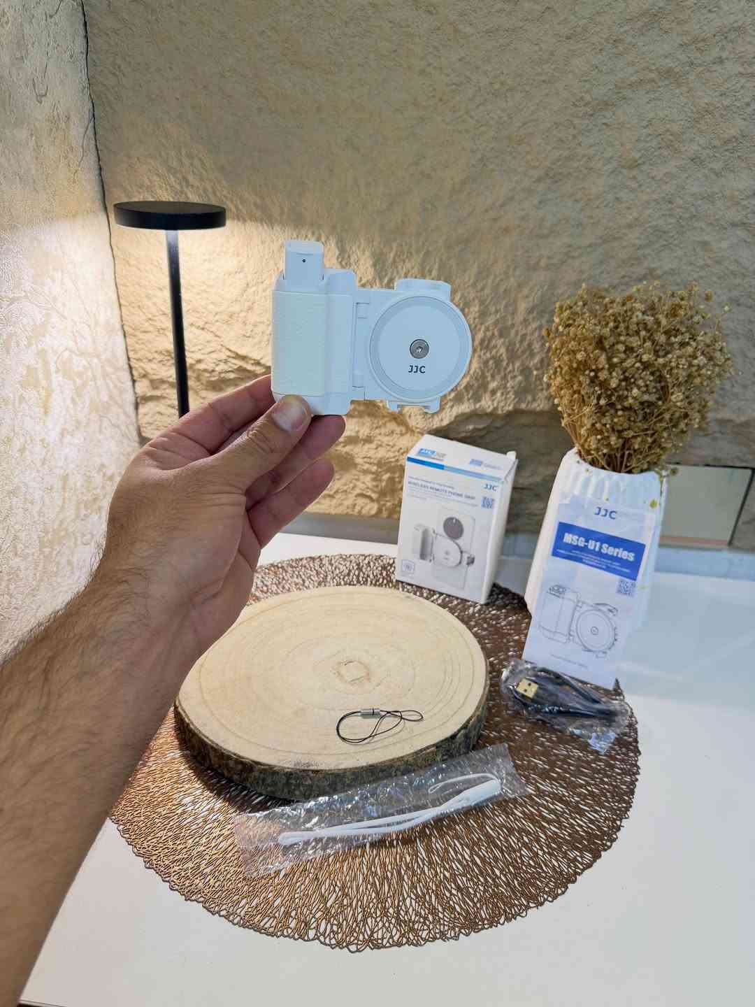 مقبض يدوي حامل للهواتف لالتقاط الصور شحن محمول 
شحن (تايبسي) نظام متطور وحديث 
حامل هواتف مع مقبض مريح عند التقاط الصور بالكاميرا الأمامية والخلفية 
مقبض يدوي  مناسب لجميع أجهزة الآيفون والاندرويد 
جهـاز صغير الحجم سهل الحفظ والحمل  سهولة في التقاط الصور وتصوير الفديوات في مختلف المجالات 
يمكن ان يكون ستاند لمشاهدة الأفلام وغيرها 
يدعم جميع أجهزة الهواتف لاسلكي بلوتوث 
يمكن من خلاله التحكم في وضعيات الهاتف 
جديد بالباكيت مع كافة الملحقات 
للتفاصيل اكثر داخل الموقع الرسمي 
السعـر ١٥ الف 💰
ملاحظة (عند الشراء فحص المنتج قبل مغادرة المندوب بعدها نكون غير مسؤولين)
توصـيل 🚚 بغداد ٥ آلاف 
توصـيل 🚚 محافظات ٦ آلاف⁩


**إذا كنت صاحب هذا الإعلان وتريد حذفه لأي سبب، رجاءا أرسل رسالة إلى الدعم الفني**