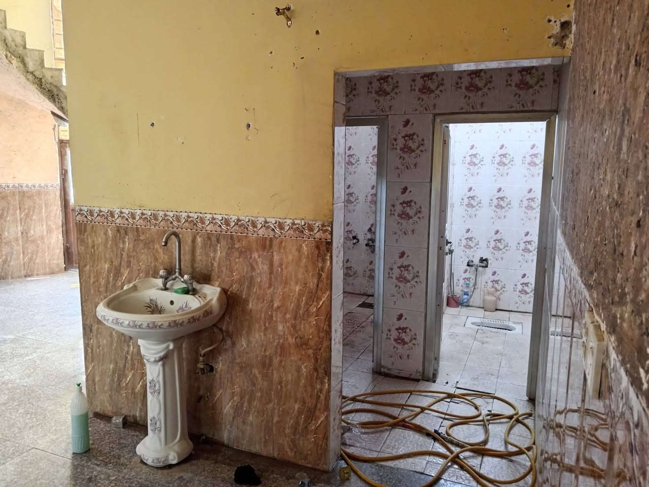 السلام عليكم عندي ارض نصف دونم للبيع تحتوي على دارين الأول حديث بناء طابوق والسقف صب كونكريت مساحة البناء 260 م والثاني بناء قديم مساحته 160م سند 25 الواجهه 14م والنزال 80 م ويحتوي على واجهه تقريبآ 500 متر تگدر اتسويهه بستان او مظيف للزوار يقع في السياحي منطقة الدعوم على التبيلط مباشر سعره 130 مليون وبي مجال ونگدر انبيعلك بيت واحد وكلمن وسعره
منطقه جميله جدآ وناسهه اجمل. للأستفسار 
***********
