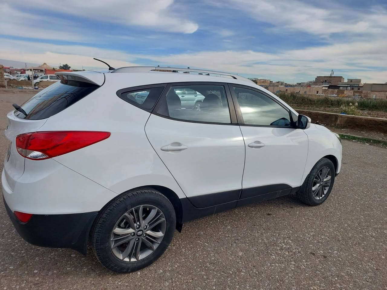 سيارة توكسان موديل 2015 ماشي 104 km مئة واربعه كلم..سنوية سليمانیة  بٲسمي ینتهي بعد شهر .مكفولة المكینة والكیر ومابیها ضرر غیر ..البونید صبغ اكثر من ربع .وتعدیل بارد بدون صبغ لباب الخلفي ورا السائق....السعر 165  للاستفسار الاتصال برقمي ***********
***********
السيارة بكركوك
گێر مکینە هەمووی بەشەرت
