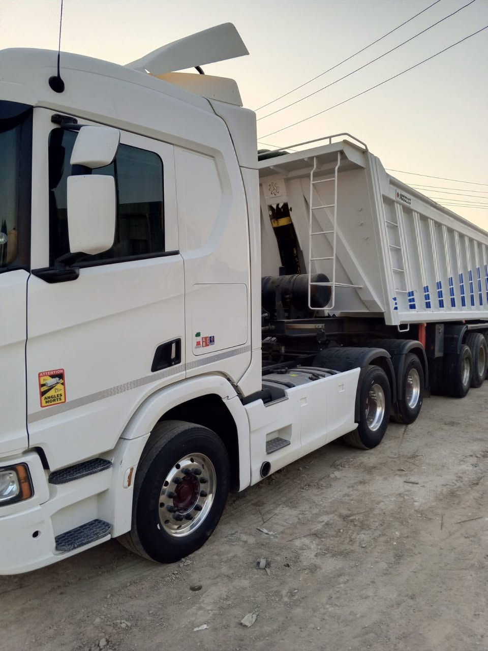 السلام عليكم سكانيه 2017 سحال باج بطن بلادي مكينه 580 سوبر عادي  عربانه عبدالله جوهر مربوطه وراها بسنويه 
بسمي 
مكلف بنشر
الاستفسار الاتصال على الرقم ‭٠٧٨٧ ٤٤٩ ٨٦٨٩‬
