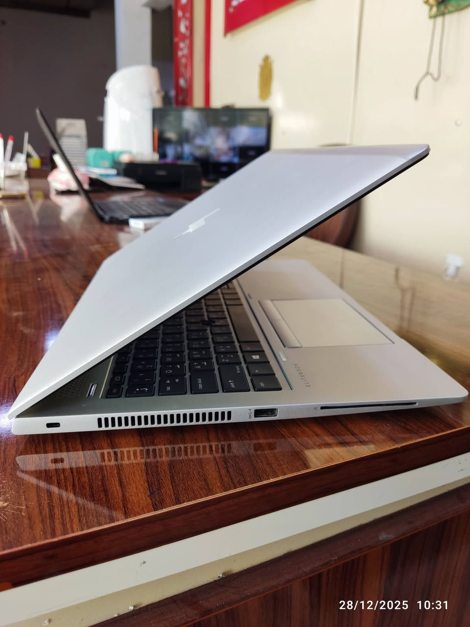 للبيع لابتوب HP EliteBook 850 G6  💻🔥 لمس
( حاسبة HP فئة الـ EliteBook  لمس)المعروفة بمتانتها وأدائها العالي، بحالة جداً نظيفة (مثل الجديد).
السعر 520,000 وبي مجال 

✅ المواصفات:

🔹 المعالج: Intel Core i7 (الجيل الثامن) النسخة الاحترافية vPro.

🔹 الرام: 16 جيجا DDR4.

🔹 الهارد: 256 جيجا SSD فائق السرعة.

🔹كرت شاشة 2G داخلي

🔹 الشاشة: 15.6 بوصة Full HD تاتش سكرين (Touch) بألوان رائعة.

🔹 النظام: ويندوز 11 برو الأصلي.

🔹 الصوت: سبيكرات Bang & Olufsen صوت نقي جداً.

✅ المميزات:

🔸 بصمة إصبع + نظام التعرف على الوجه.

🔸 تصميم ألمنيوم أنيق وخفيف الوزن.

🔸 انارة في الكيبورد كامل مريح جداً للكتابة والمحاسبة.

🔸 بطارية ممتازة وتدعم الشحن السريع. تدوم الى ساعتين ونصف وأكثر 

العنوان / النجف / مقابل جسر الاسكان 

***********/ واتساب
