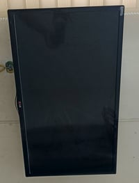 LG • ٣٢ بوصة • بحاجة صيانة