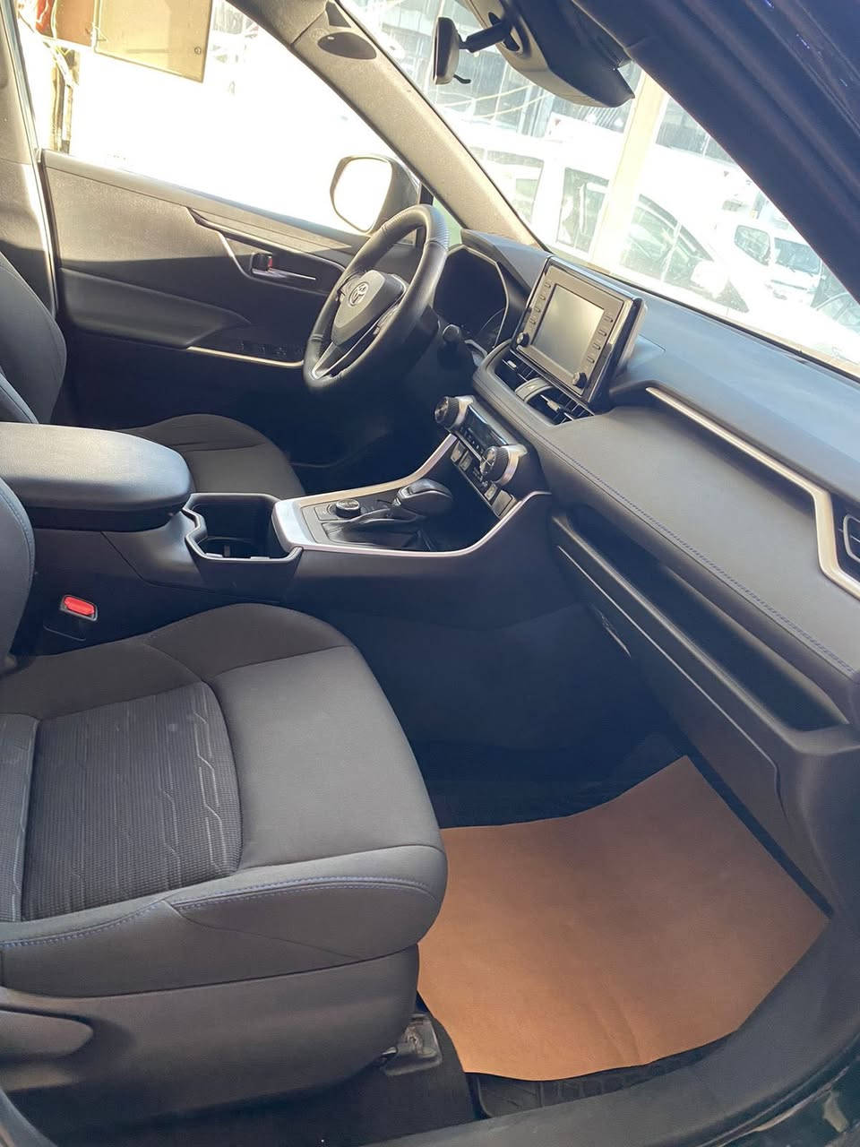 السلام عليكم
تويوتا راف فور هايبرد 2022 - النسخة بلاك ايديشن (Black Edition) 

التفاصيل:

• الموديل: 2022

• المحرك: 2.5L Hybrid (اقتصادية جداً في استهلاك الوقود ⛽)

• ⁠الفئة : XLE 

• السيارة ماشية 53 الف ميل 

• السيارة وارد امريكي حادثها نص جاملغ امامي عكس السايق وقبق جنطة مصبوغ والباقي مكفول شرط شواصي حدادية كير محرك كله كفالة 

• المواصفات:

• نظام الدفع الكلي (AWD)•

• ⁠  نظام الدخول الذكي: (بصمة أبواب + تشغيل بصمة). 

• ⁠ مقعد السائق كهرباء 

• ⁠ رادار ومثبت سرعة ذكي

• فتحة سقف كهربائية⁠

• شاشة لمس تدعم Apple CarPlay و Android Auto.

• كاميرا خلفية وحساسات.

• أنظمة الأمان (رادار، تنبيه خروج عن المسار، مثبت سرعة ذكي).

• دخول ذكي وتشغيل بصمة.

• ⁠السيارة رقم اربيل باسمي سنوية وهزة كلة جديد 

📍 الموقع: النجف الاشرف 

📞 للاستفسار اكثر الاتصال على الرقم التالي :

0773 905 9676

0781 699 4526
