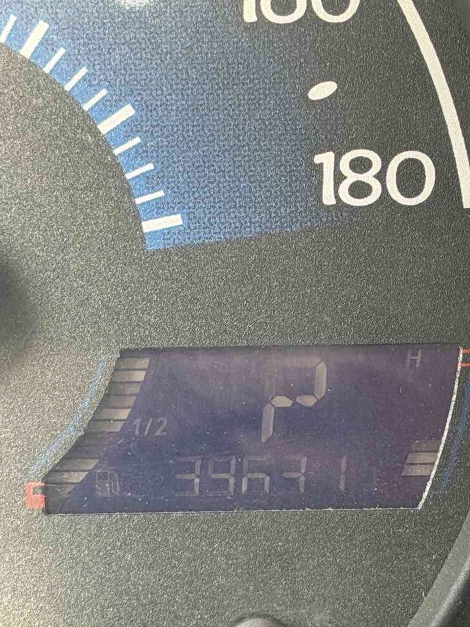 سلام عليكم سياره باندا جيلي
موديل 2013 
سياره كامله مكمله تبريد شغال خير من الله 
شاشاه كامره رقم بغداد 
ماشيه 39 الف حقيقي 
ملاحظه صغيره بيه اربع اصابع بل جاملغ مال سايق مرجع على بارد
مكان بغداد البياع 
رقم تلفون ***********
