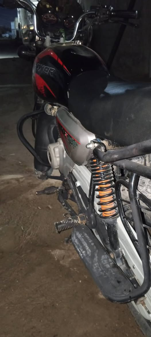 السلام عليكم بوكسر موديل 22 نضيفة رقم انكليزي تحويل شوكت ميعجبك باسمي لمكان بغداد العبيدي قرب فلكة حي النصر *********** واتساب واتصال 
ماشية 21 
السعر مليون و950 وبيها مجال
