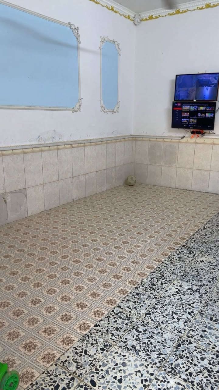 السلام عليكم ورحمة الله وبركاته 
بيت للبيع 🏡 100 متر 
حي العابچية قريب شارع 20 
طابق ونص 
طابو صرف 
السعر 70 وبي مجال 
***********
