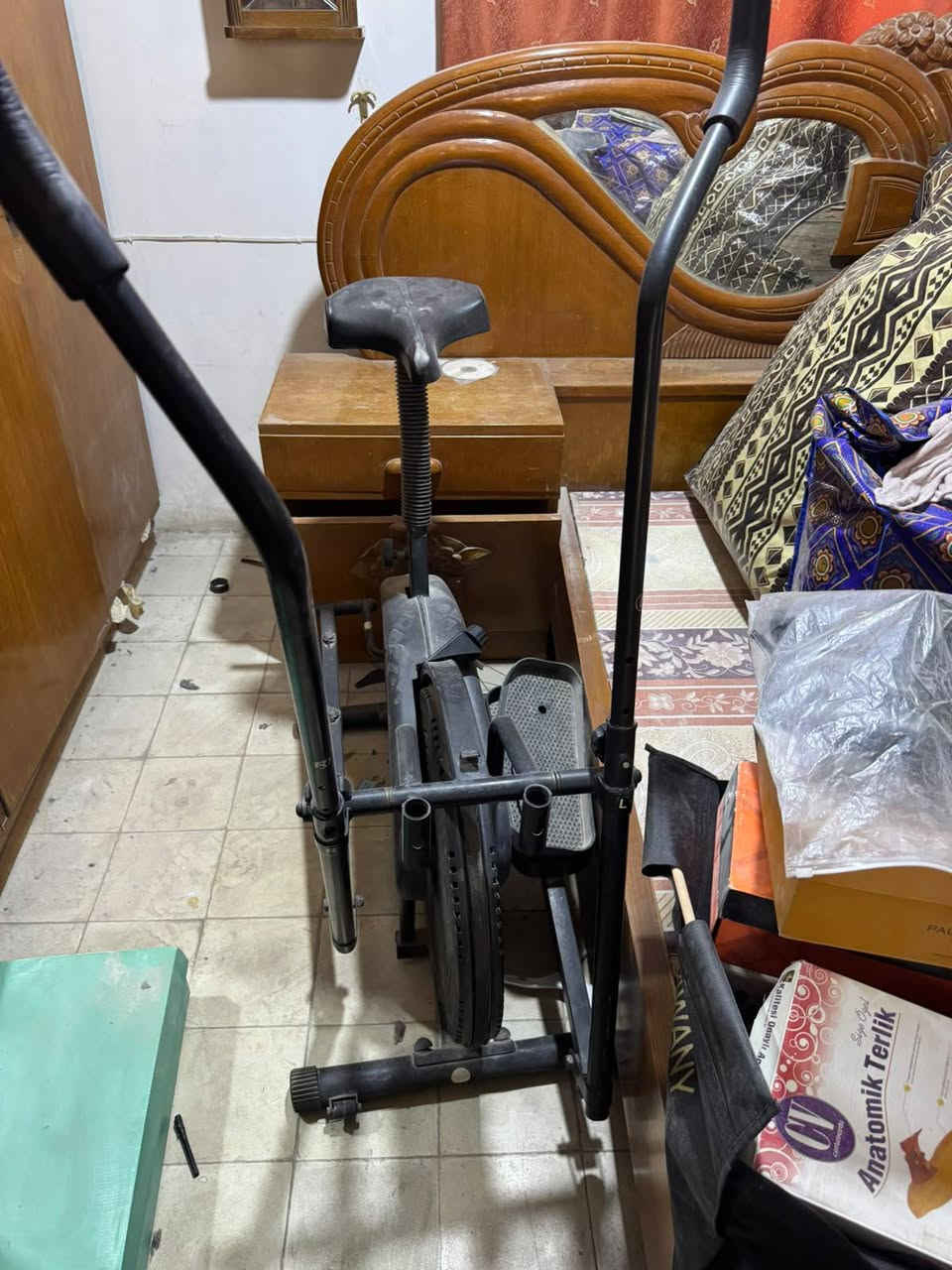 المكيف ب 150 البايسكل ب 100 جهاز الجري ب 150 التخم ب 150 البلازمه ب 50 ميز التلفزيون ب100 للاتصال ***********
