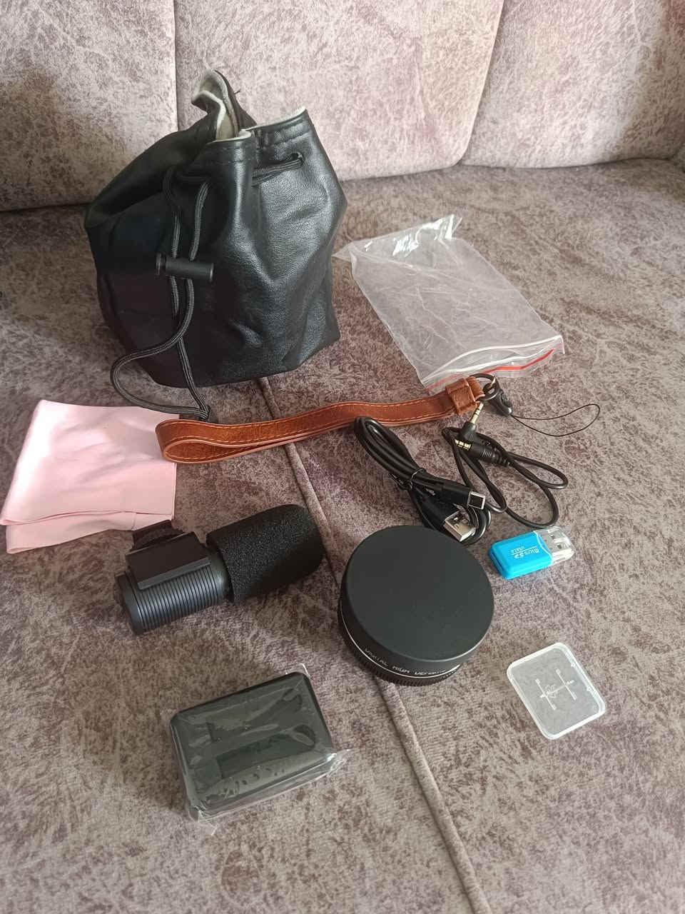 عدسة تحويل واسعة الزاوية وماكرو (2 في 1) بقطر 52 مم وتكبير 0.45x. صُممت هذه العدسة ليتم تركيبها أمام عدسة الكاميرا الأساسية لزيادة زاوية الرؤية أو لتمكين التصوير القريب (الماكرو). 
المواصفات الأساسية
الوظيفة: عدسة ثنائية الغرض، تعمل كعدسة واسعة الزاوية عند تركيبها بالكامل، وكعدسة ماكرو عند فصل الجزء الأمامي.
معدل التكبير: 0.45x، مما يوفر رؤية أوسع بكثير من العدسة القياسية.
التوافق: تتوافق مع الكاميرات التي تستخدم فلاتر بقطر 52 مم، مثل بعض عدسات #نيكون_كانون_وسوني.
الجودة: تتميز بكونها عدسة عالية الدقة (HD) ومصنوعة من زجاج بصري لضمان وضوح الصور.


**إذا كنت صاحب هذا الإعلان وتريد حذفه لأي سبب، رجاءا أرسل رسالة إلى الدعم الفني**