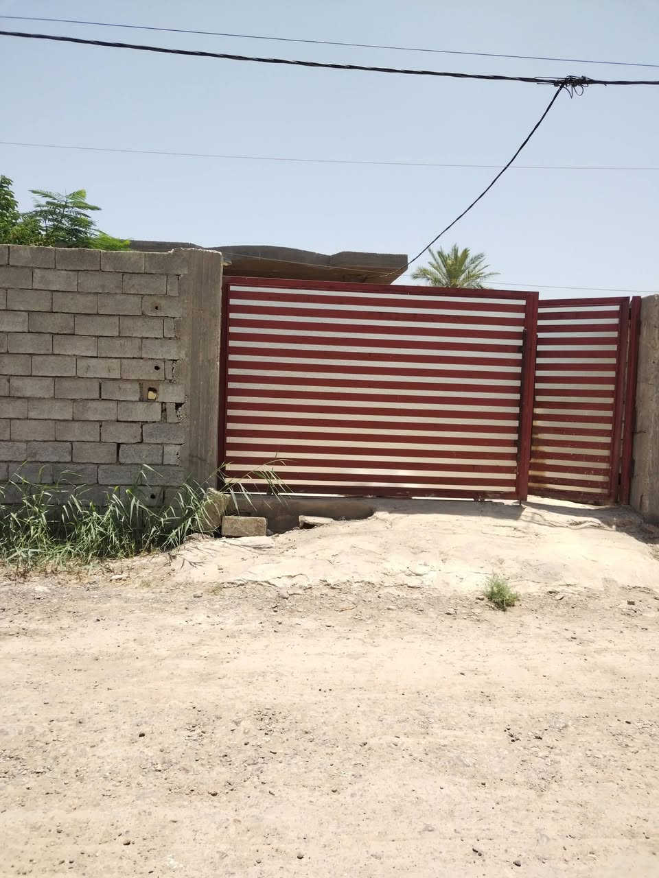 ألسلام عليكم ربع دونم ٦٢٥ متر سند ٢٥ بغداد تاجي خلف مدرسة سومر دخولها من يم المشتل او لهزة قريبة عل شارع العام متوفرة جميع الخدمات مي كهرباء مدارس قريبة كلش ٥ دقايق تحتوي على ٣ بيوت البيت الاول ١٨٠ هيكل وحديقة وكراج كدام لبيت البيت الثاني ١٠٠ متر كامل البيت الثالث ١٢٠ متر كامل لاستفسار راسلوني واتساب *********** السعر ٣٣٠
