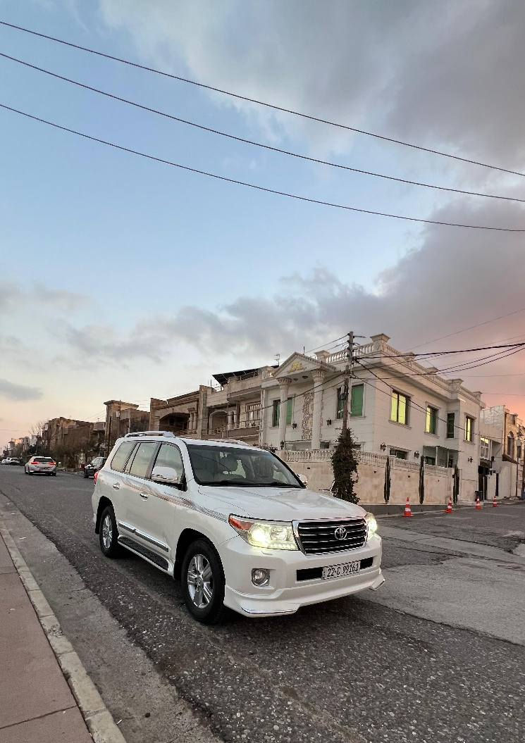 تويوتا لاندكروز 2015 vxr .v8 فول مواصفات چوار تايةى نوى بو بةستراوة بةناوى خومة سةيارةكة بي صبوغة كةميك ساردى هةية مةكينة نةكرايتةوة گير و مةكينةو كارةبايي اكسل و دبل اكسلو پيش و پشت  هةموو بةشةرت 
تويوتا لاندكروز 2015  vxr .v8 سيارة بدون صبوغ شوية بي تعديل بارد سياة باسمي محرك گير اكسل دبل اكسل كهربايي كل بشرت سيارة شدينا تخم طاير جديد و صدر و خلف كل بشرت مابي اي نواقص *********** أربيل, العراق
