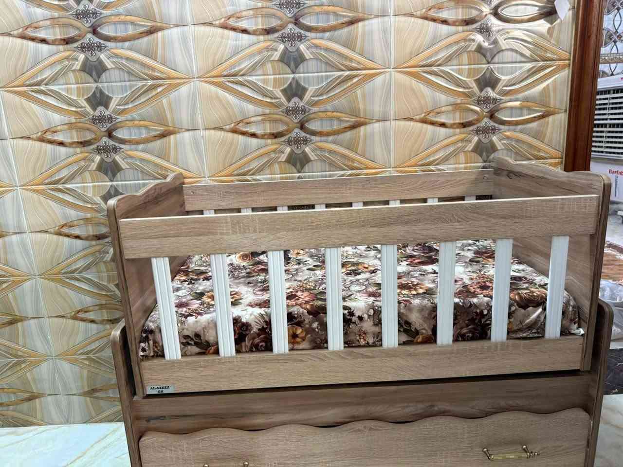 سرير طفل جديد غير مستخدم مع دوشك سعر 100الف وبي مجال ***********
