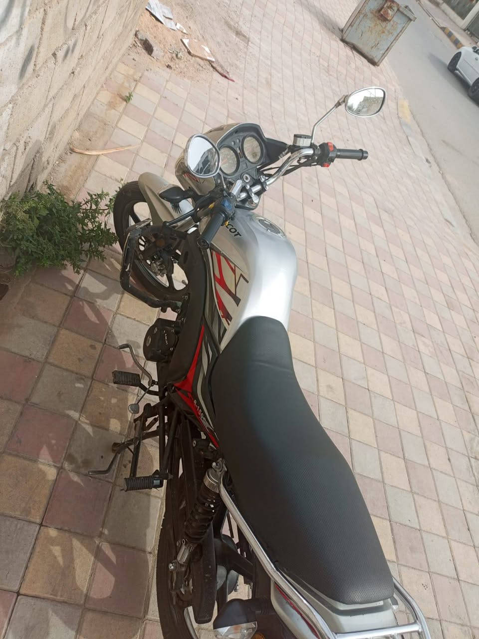 سلام عليكم سايم COT بعده علا وضع لشركه موديل 23 ومسجل سنويه كامل شوفه كدام عينك ما ناقصه اي شي كله شغال انضف من صور تجي جيب وياك فيتر وتعال جيك وين ما تريد مكان رمادي تائميم سعر مليون 400 
رقم ***********
