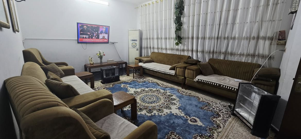 تحية طيبة ومعطرة بالصلاة على محمد وآل محمد

#دار سكن طابو صرف للبيع  

المساحة / ٣٠٠ متر  (( ركن )) بناء سنة (2004)

الموقع / الدخل المحدود الثانية قرب مدرسة 

الرصافي موقع مميز جداً 

#الطابق الاول / غرف عدد 2 
صحيات عدد 2 
حمام عدد 1 
صاله عدد 1 
استقبال عدد 1 
مطبخ عدد 1
مخزن عدد 1 
حديقه مع كراج 109 متر 
الجانب الايمن كراج 3×12 
درج خارجي و داخلي للطابق الثاني 

#الطابق الثاني 
غرفه عدد 2 
صاله عدد 1 
مجمع صيحيات عدد 1 
سطح جوانب عدد 2

#السعر  / ٢٨٠ مليون وبي مجال للشراي

#الدار باسم شخص واحد تحويل مباشر 

           للاستفسار الاتصال بالأرقام التالية

       ***********     /    ***********
