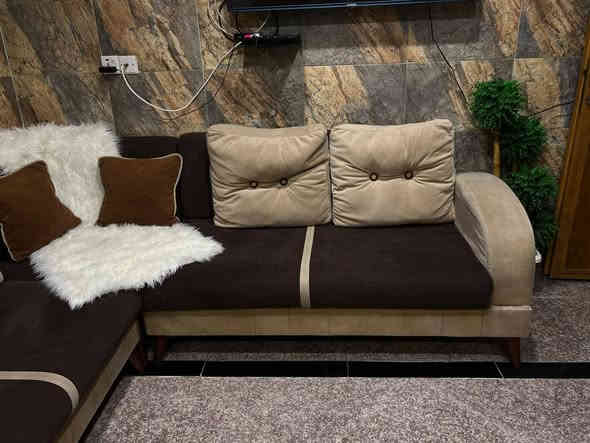 السلام عليكم تخم تصنيع عراقي 
10 مقاعد 
تكمة وبيه خشب كامل داخل التخم لأن تصنيع حسب الطلب 
طاولة وسطية 
نظافة ممتازة 
500 ألف وبيه مجال 
للاستفسار 
*********** محمد
