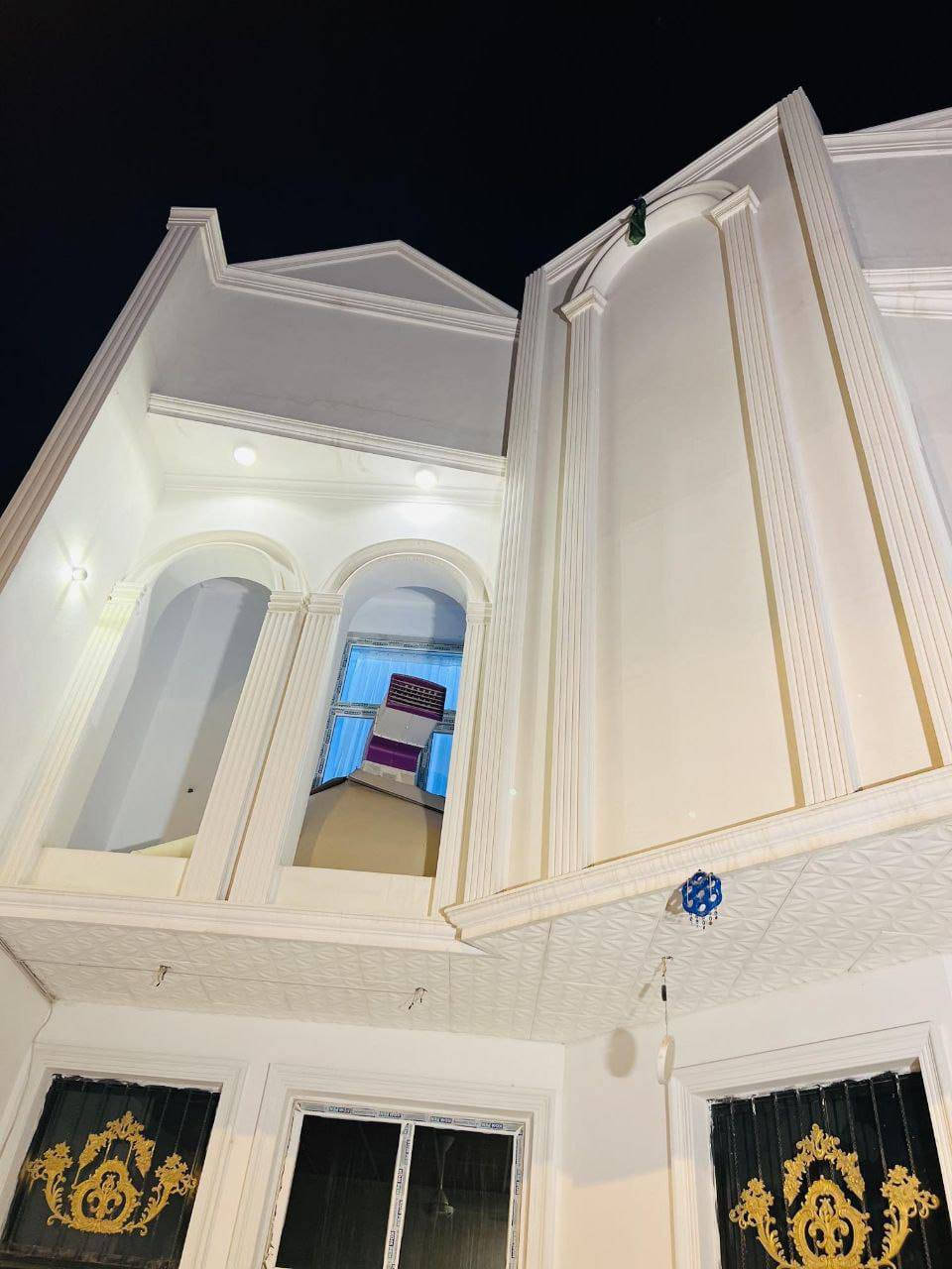 السلام عليكم بيت للبيع مساحته 240 متر طابو زراعي سند 25 طابقين الطابق الاول غرفتين  نوم وهول وصاله ومطبخ وصحيات والطابق الثاني غرفتين نوم وهول وصاله ومطبخ وصحيات وطارمه وحديقة البيت ركن تبليط العنوان زوير الغربي خلف البنزين خانه بته قريب على اليهوديه بناء حديث درجه اولى موقع مميز تفاصيل اكثر مكتب حكيم عبدالله للعقار والمقاولات *********** بي واتساب أو خاص موجود
