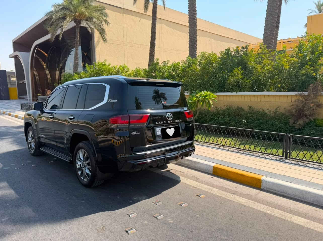 سلام عليكم
عندي لاند كروز VX للبيع 
موديل 2022 
 فول مواصفات  لون اسود داخل بيجي السياره  
وكاله ساس سبعينيه 
جديدة جدا ماشية 66 الف على فحص 
بيها فقط بابين مبدلات اثر شخوط 
رقم بغداد شاشة كاميرا توين تيربو 
مكان السياره فلكه أبوجعفر المنصور خلف وكاله رانج روڤر 
الاتصال على الرقم *********** 
السعر 665الف دولار بيها مجال بسيط
