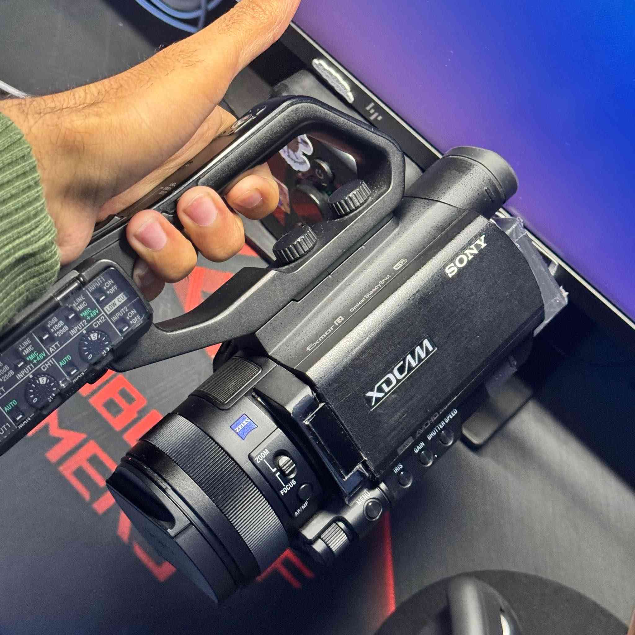 Sony pxw x70 سوني  
نظافة عالية الصورة كدامك 
كامل ملحقات بطارية + شاحنة وقبق امامي
مواصفات معروفة بعد دبل رام بور صوت 
السعر مليون و400 بي مجال للشراي يتفضل خاص وبالخدمة 
مكان بغداد متوفر توصيل 🚚 بغداد, العراق


**إذا كنت صاحب هذا الإعلان وتريد حذفه لأي سبب، رجاءا أرسل رسالة إلى الدعم الفني**