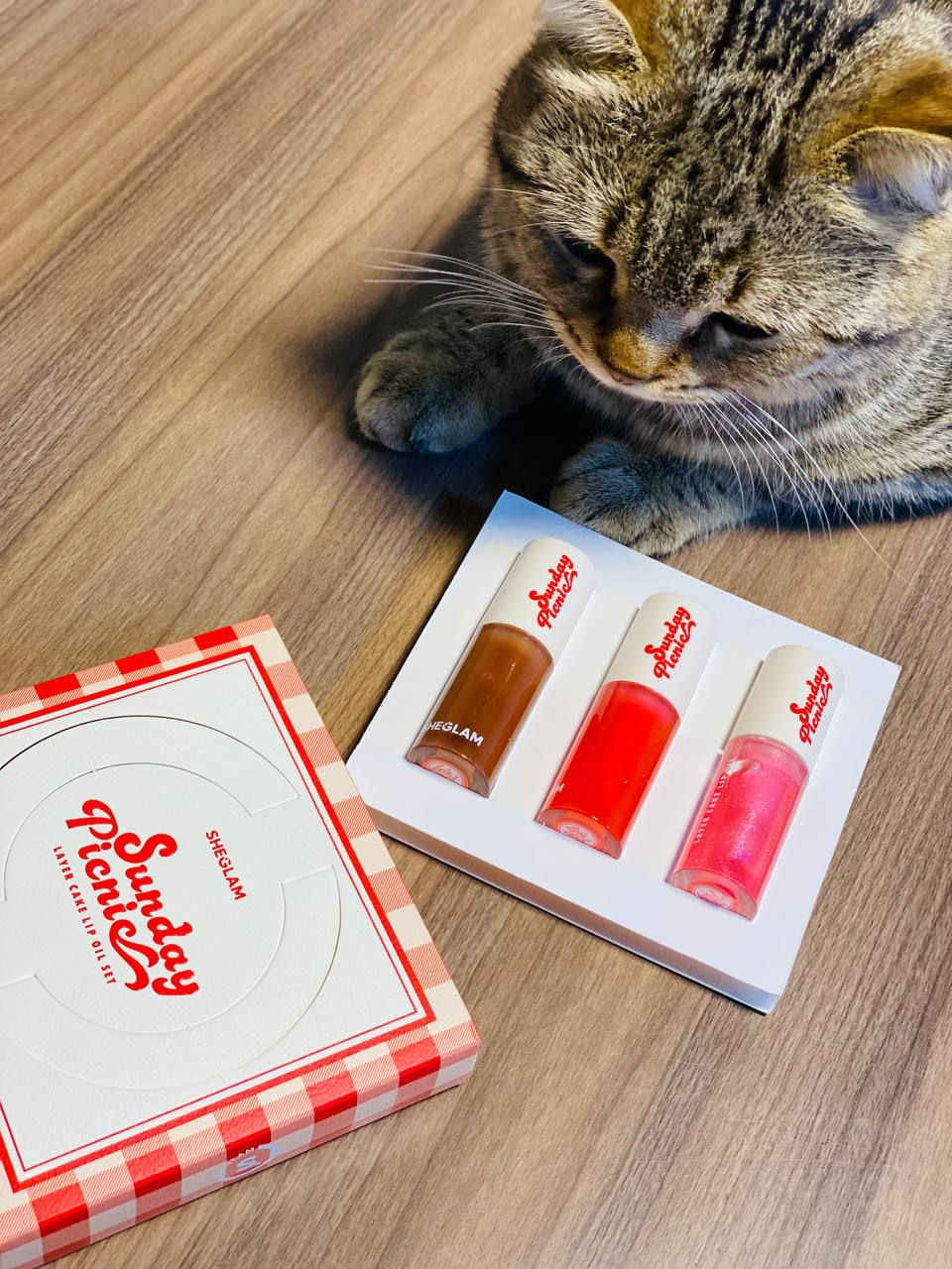 شيكلام استعدي لأحلى لمسة جاذبية مع مجموعة Sheglam Sunday Picnic – Layer Cake Lip Oil 💋🍓
ثلاث زيوت شفاه فاخرة ترطّب وتلمّع وتضيف لون ناعم يخلّي ابتسامتچ تخطف الأنظار ✨

💄 كلوسات الألوان المتوفرة بالمجموعة:
بني شوكليت 🤎 لمسة طبيعية دافية تناسب كل إطلالة.
أحمر توت ❤️ لإطلالة جريئة وأنثوية.
وردي غليتر 💖 بلمعة ساحرة مثالية للمناسبات اليومية والسهرات.

✔️ قوام خفيف وما يترك لزوجة
✔️ يمنح الشفاه مظهر ممتلئ وصحي
✔️ ممكن استخدامه وحده أو فوق أي روج لإضافة لمعة ✨

🍯 كل سيت يحتوي على ٣ زيوت شفاه – 6ml لكل واحد، يعني رفاهية تدوم معاچ طول اليوم 🌸

#ستوري + #بوست


**إذا كنت صاحب هذا الإعلان وتريد حذفه لأي سبب، رجاءا أرسل رسالة إلى الدعم الفني**