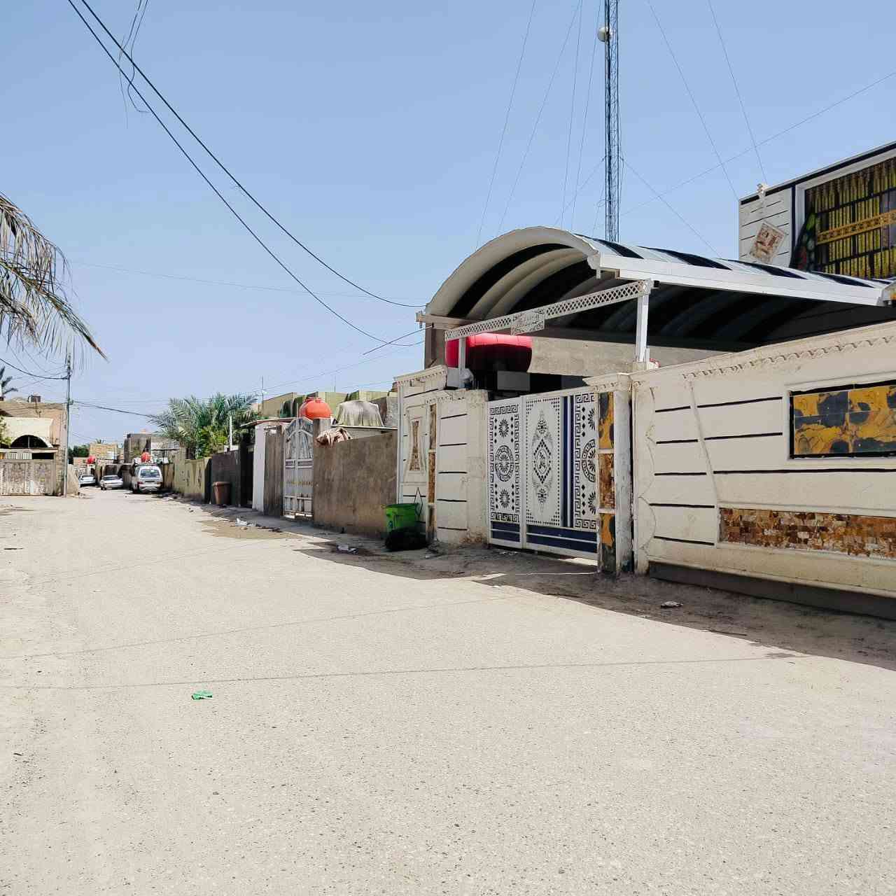 السلام عليكم بيت للبيع جاهز مابي اي نقص مساحة 240 بناء طابوك سقف صب العنوان حي الحسين شارع طه للاستفسار الاتصال على الرقم ***********
